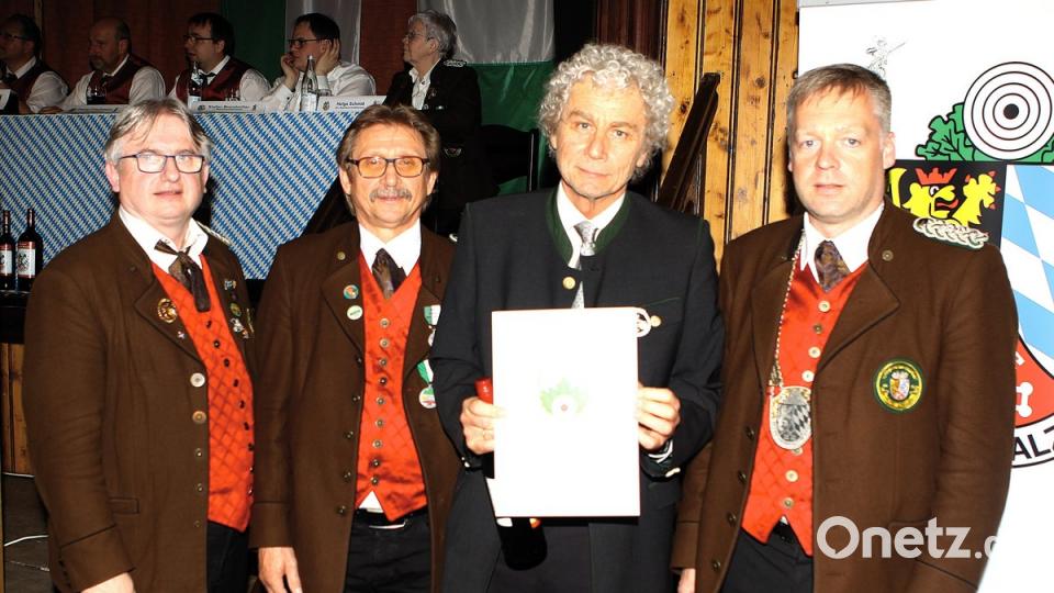 Mit dem &quot;Oberpfälzer Löwen in Silber&quot; wurde LR Wolfgang Lippert ausgezeichnet. Im Bild v.l.n.r die stelvertr. Bezirksschützenmeister Dieter Beer und Peter Moll sowie (r) 1. Bezirksschützenmeister Harald Frischholz