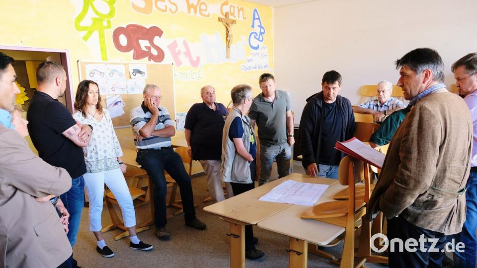 In der Grundschule macht sich der Bauausschuss des Stadtrates ein Bild über die Möglichkeiten der Erweiterung der Stadtbücherei.  	Bild: do