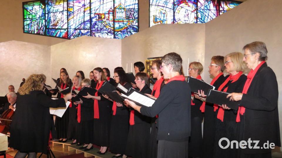 Unter Gesamtleitung von Brigitte Kreuzer (li.) sang das Ensemble Kreuzer Liedgut aus aller Welt über die Gottesmutter. Dabei begeisterten die Frauen mit reiner und überaus professioneller Stimmenkraft.