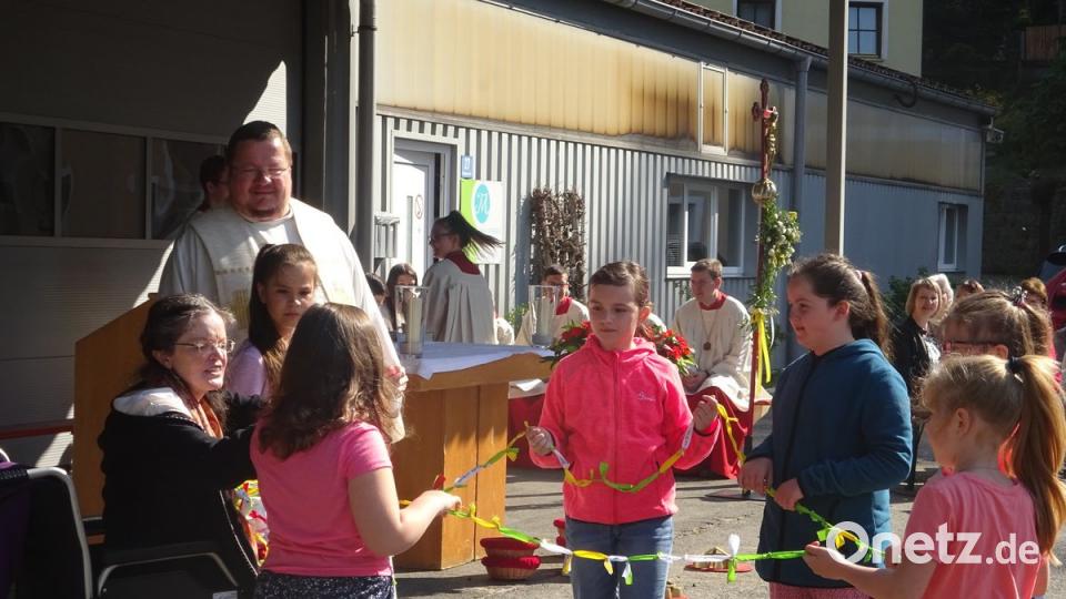 Sonja Zölch wickelte die beschrifteten Bänder vor dem Gottesdienst mit ihren fleißigen Helfern zu einem Strang.