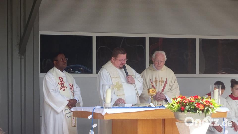 Stadtpfarrer Hubert Bartel zelebrierte mit Pfarrvikar Edwin Ozioko und dem Ruhestandsgeistlichen Franz Reich die Messe.