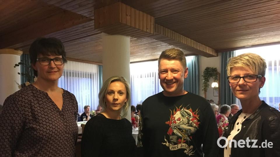 Neue Übungsleiter wurden beim TSV Pechbrunn-Groschlattengrün gewählt. Carolin Blechschmidt (2.von links) und Siegfried Gennari über jetzt diese Positionen aus. Ihnen gratulierten Vorsitzende Doris Reiß (rechts) und Oberturnwartin Uta Habedank.