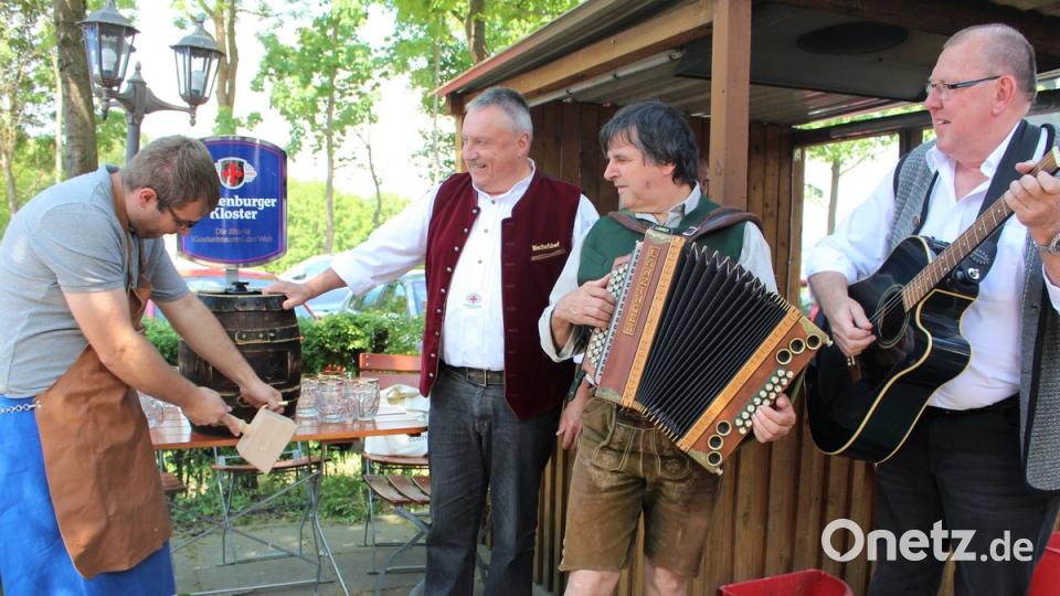 O'zapft is um zwölf: Wirt Georg Schneider (links) eröffnet die Biergartensaison. (Bild: dwi)