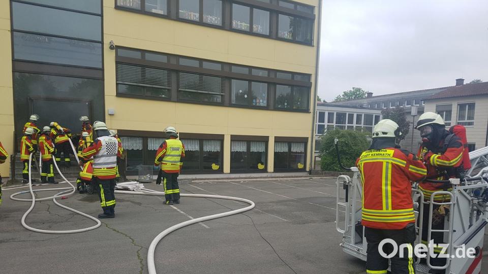 Viele Schläuche und Atemschutzgeräteträger waren notwendig, um das große Schulgebäude nach möglichen &quot;Vermissten&quot; abzusuchen. Auch die Wehrleute im Drehleiterkorb trugen Atemschutz.