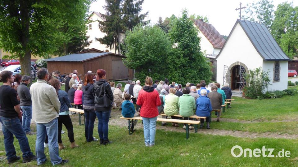 Auf dem Dorfplatz vor der Kapelle betete Stadtpfarrer Konrad Amschl mit den Marienverehrern die Maiandacht.