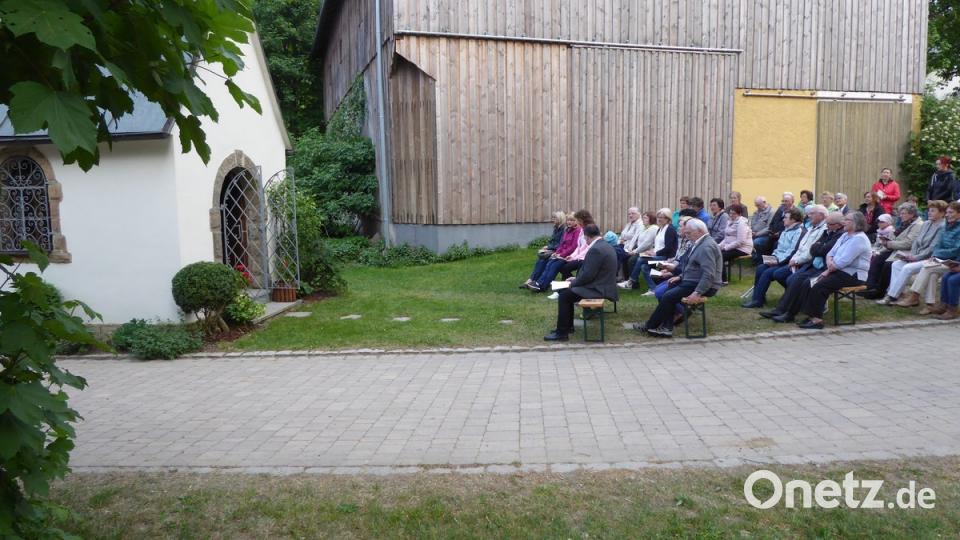 Auf dem Dorfplatz vor der Kapelle betete Stadtpfarrer Konrad Amschl mit den Marienverehrern die Maiandacht.