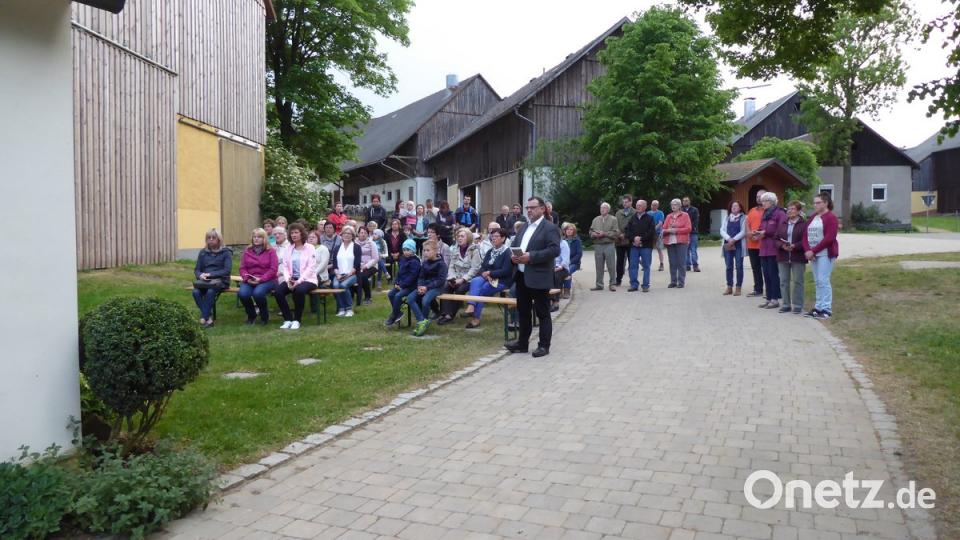 Auf dem Dorfplatz vor der Kapelle betete Stadtpfarrer Konrad Amschl mit den Marienverehrern die Maiandacht.