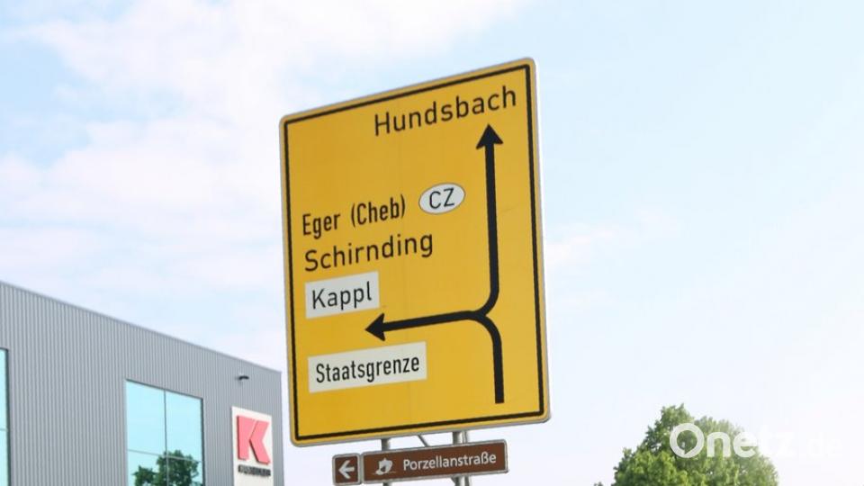 Ein Teil eines Werbeplakates, ein Straßenbegrenzungspfosten und sonstiger Unrat fand sich auf dem Weg zur Grotte