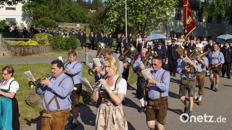 Zur Marschmusik der Blaskapelle war der Tross der Feuerwehr in Stadlern zum Schirmherrenbitten unterwegs.