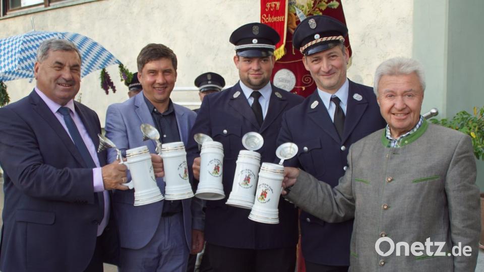 Ein Prosit auf das Gelingen des Jubiläums: Die Ehrenschirmherren Günther Holler und Gerald Reiter (von links), Schirmherr Michael Koller, Festleiter Michael Riedl und dessen Stellvertreter Stephan Reiminger (von rechts) stossen mit Gerstensaft darauf an.
