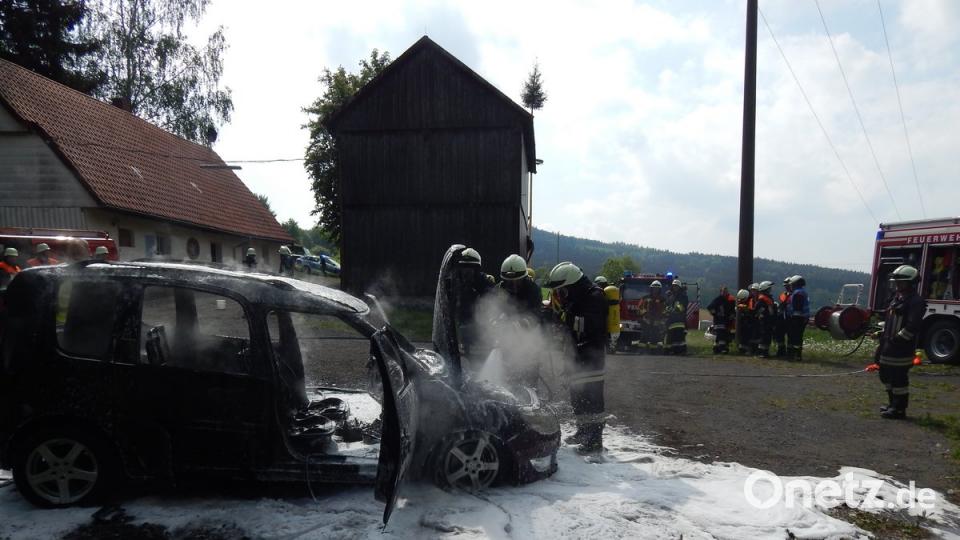 Trotz des schnellen Einsatzes der Floriansjünger brennt der Skoda Roomster fast komplett aus.  	Bild: mde