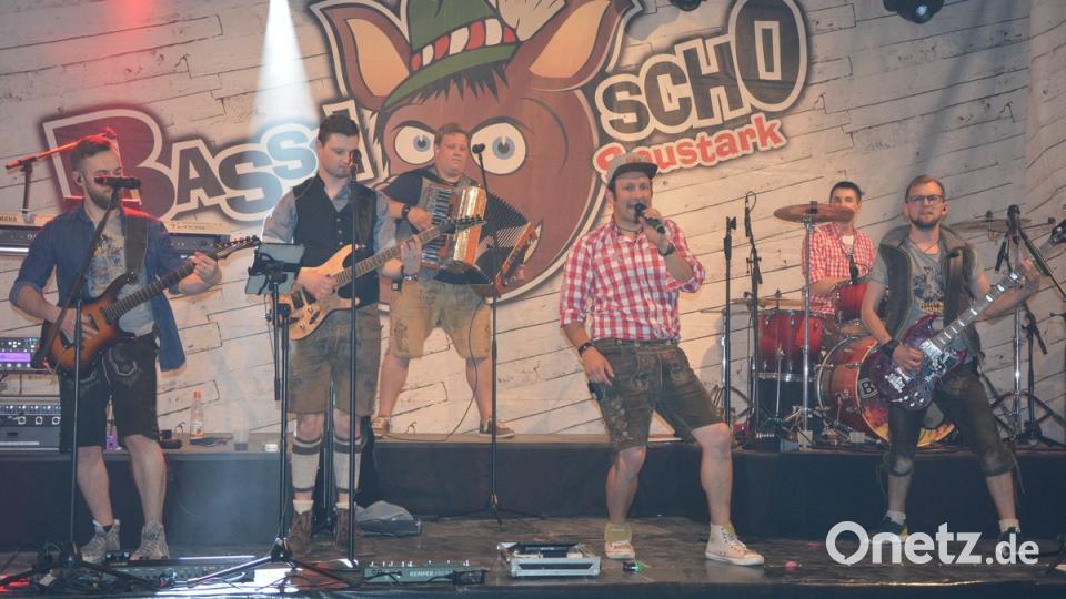 Sorgten einmal für einen tollen Abend beim 18. Hallenfest der Feuerwehr Pleußen, die Band „Bassd scho“