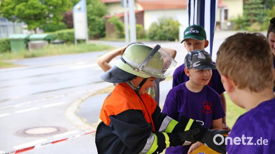Station &quot;Überraschungsaufgabe&quot; Hier musste ein Löschanzug auf Zeit angezogen werden.