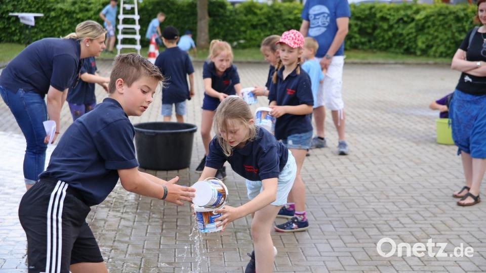 Viel Wasser transportieren - in kleinen Bechern: Bei den sommerlichen Temperaturen machte das natürlich besonderen Spaß.  	Bilder: egl (2)