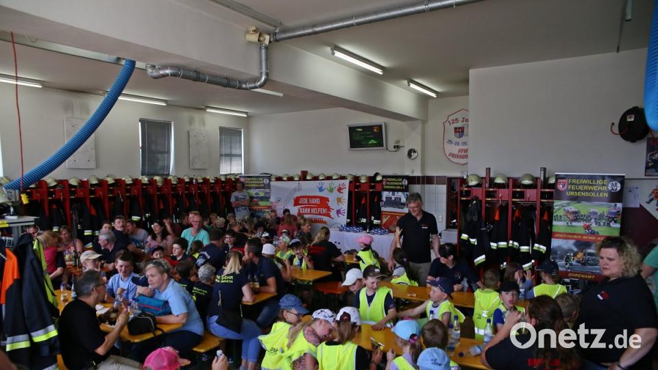 Gespannt wird auf die Siegerehrung gewartet
