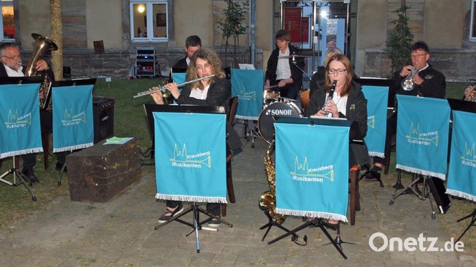 Zur Klosterhof-Serenade luden die Kreuzberg-Musikanten aus Schwandorf in den Innenhof des Klosters ein.