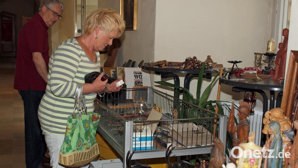 Im Kreuzgang konnten die Besucher bei einem Flohmarkt vieles, je nach Gusto und Geschmack, allerlei zu erstehen.