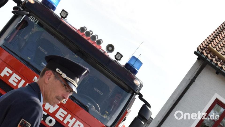 Schnell und routiniert arbeiteten die Brandschützer die Einsatzübung ab, bei welcher das Vorgehen bei einem Verkehrsunfall mit Auto und eingeklemmter Person angenommen wurde.
