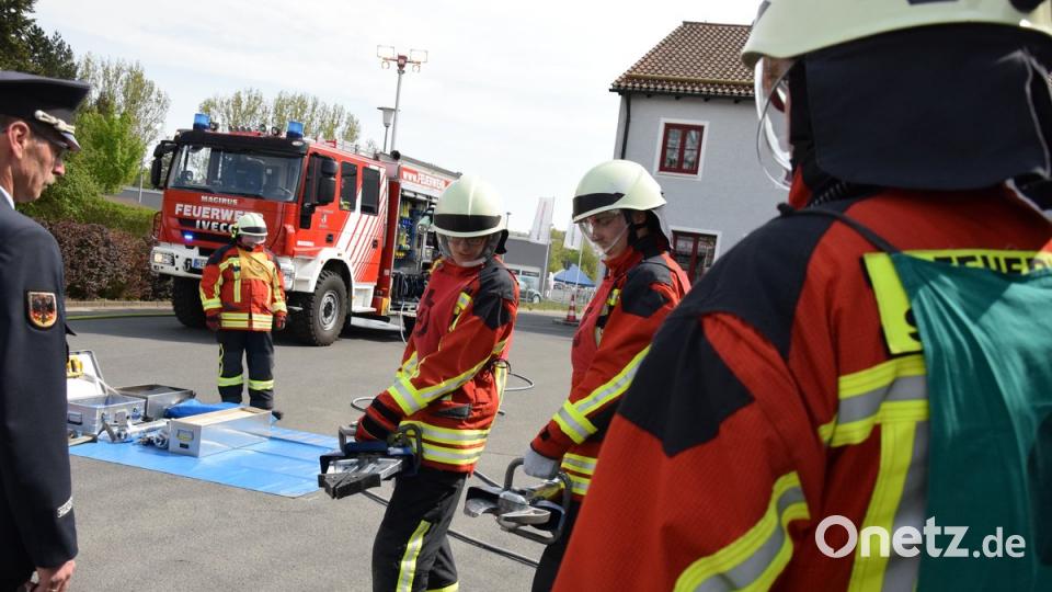 Auch der Einsatz und die Bedienung von Rettungsspreizer und -schere wurden demonstriert. Rund 200 Sekunden dauerte die Einsatzübung, bei welcher die 9-köpfige Gruppe Hand in Hand arbeitete.