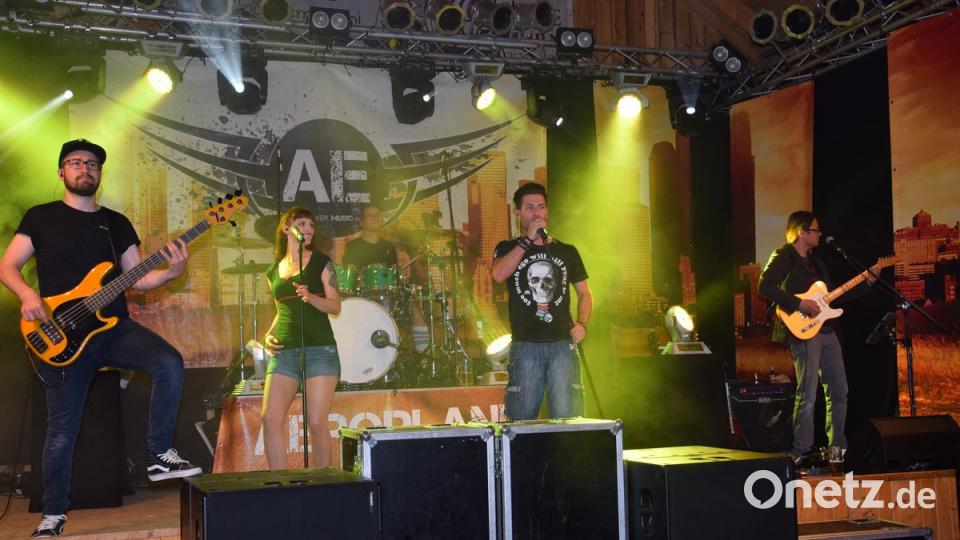 "Aeroplane", die Coverband aus dem Nürnberger Land sorgte am Samstagabend, trotz etwas niedrigerer Besucherzahlen, für tolle Stimmung in der Festhalle.