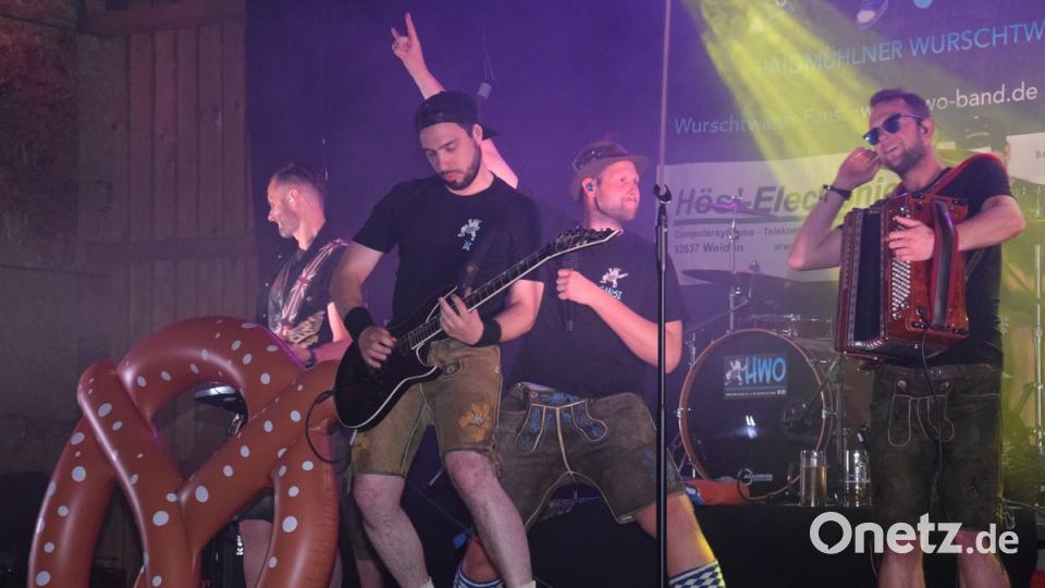 "HWO", das Haidmühlner Wurschtwasserorchester, sorgt für Stimmung beim Frühlingsfest der Feuerwehr Waldthurn.  	Bild: fla