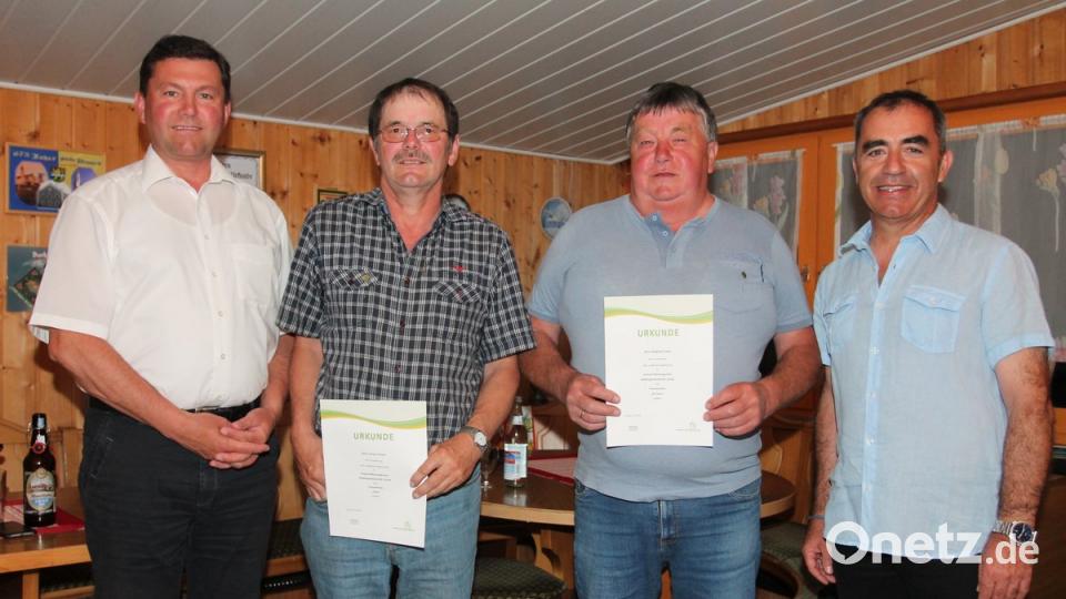 Für Vorsitzenden Josef Ulrich junior (rechts) und Bürgermeister Rainer Rewitzer (links) ist die Auszeichnung langjähriger Mitglieder der Höhepunkt der Jahreshauptversammlung. Bild: pi