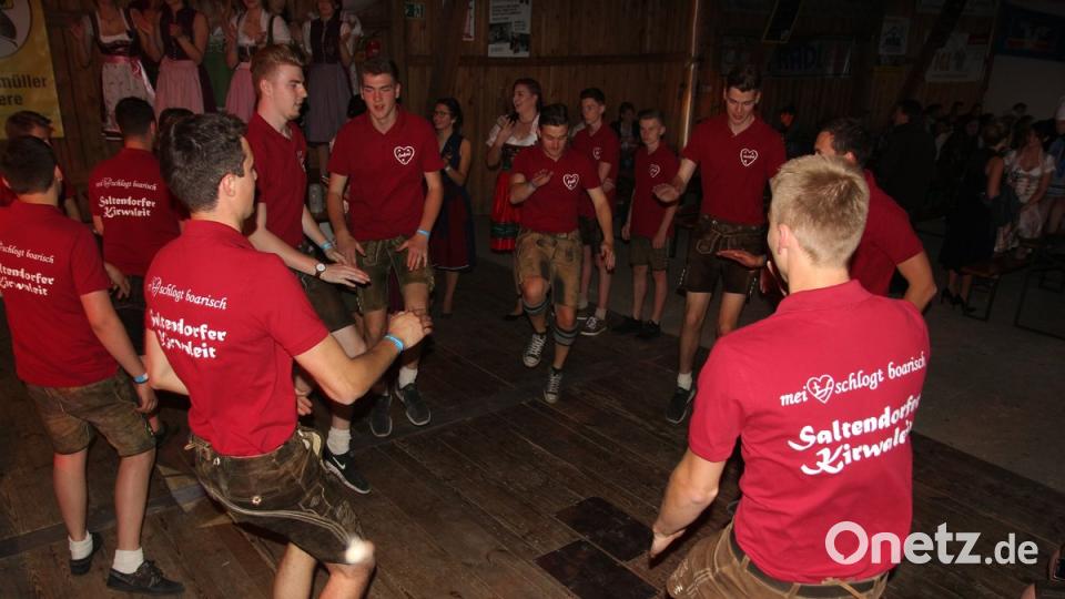 Sie hatten es ja gelernt in den letzten Wochen das Platteln, so zeigten die Kirwaburschen doch einen spontanen Plattler.