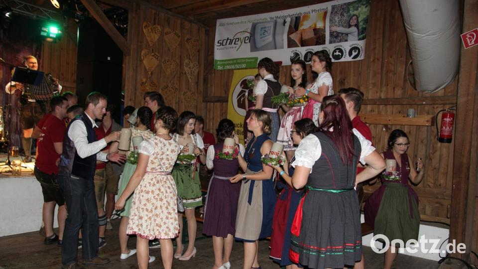 Nach dem er das erste Fass Bier angestochen hatte, stieß Bürgermeister Konrad Kiener auf ein gutes Gelingen der Kirchweih an.