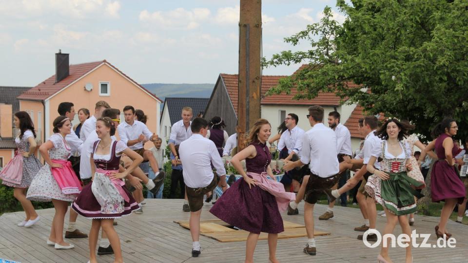 Die Kirwapaare zeigten beim Tanz um den Baum was sie in den vergangenen Monaten gelernt haben.  	Bilder: ral (2)