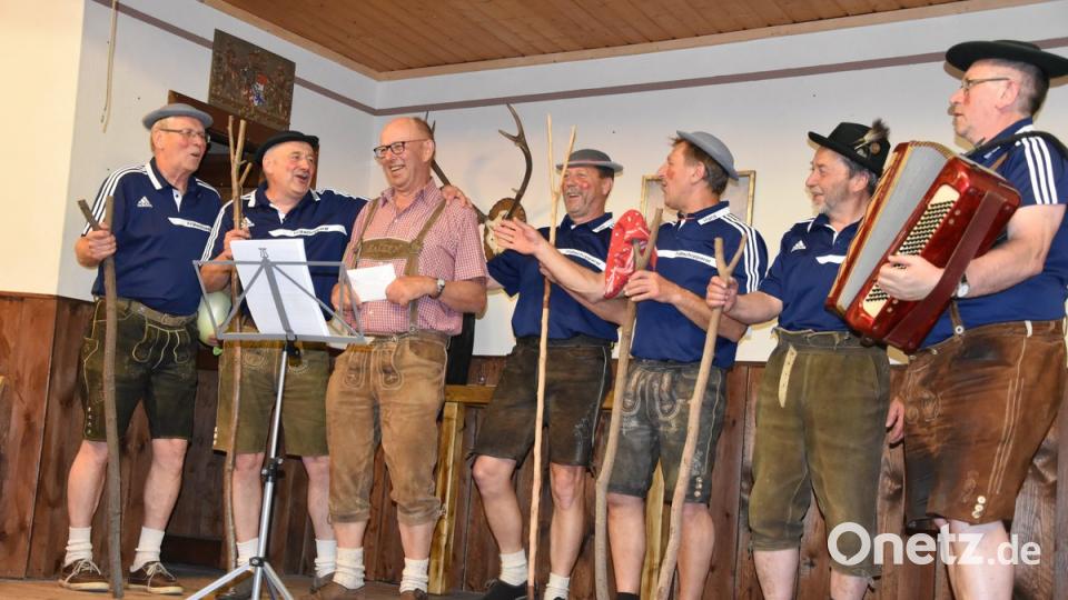 Der Stammtisch gratuliert Gerd Lukas (Dritter von links) zum 70. Geburtstag mit Gedichten und Musik.  	Bild: adj