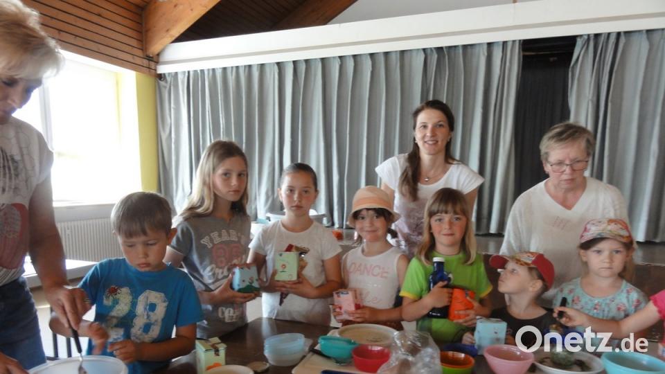 Wildkräutersalz für die beste Mama der Welt fertigten die Mädchen und Buben unter der Anleitung der Verantwortlichen der Kindergruppe des OGV.