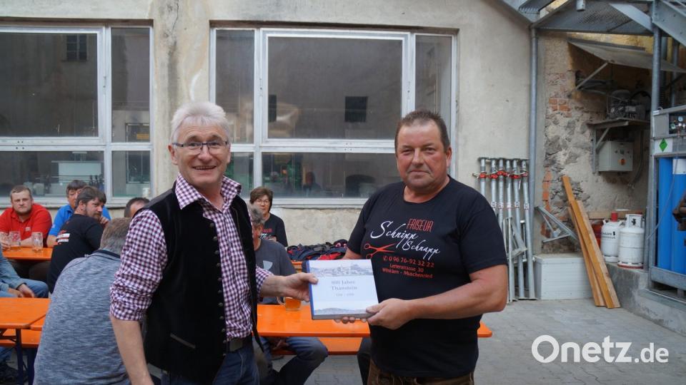 Übergabe des Heimatbuches