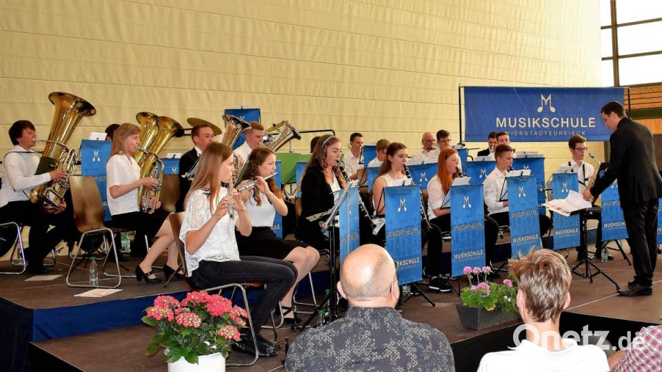 Viele Musiker, ein harmonisches Ergebnis: Beim Frühjahrskonzert zeigen die Spieler der Musikschule Vierstädtedreieck, was sie können.  	Bilder: rgr (4)