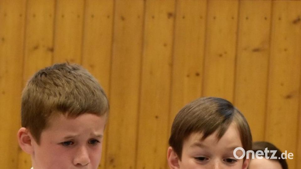 Auch der Nachwuchs beherrscht seine Instrumente: Im Duett begeistern die jungen Trompeter das Publikum.
