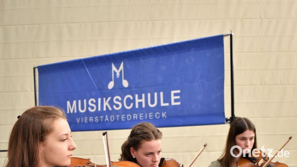 Ein Geigen-Trio entführt die Zuhörer in die Welt der Töne.