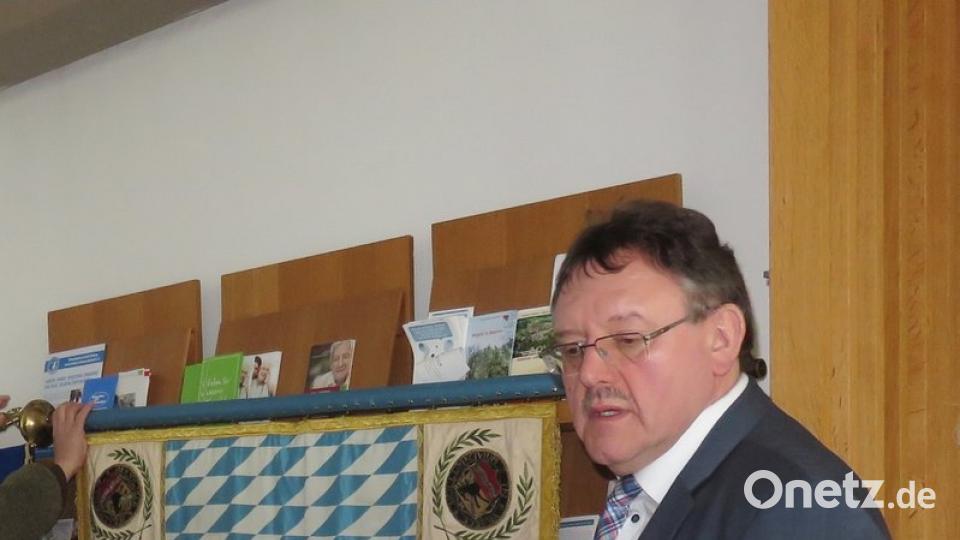 Bürgermeister Hans-Martin Schertl zeigt die Stelle im Rathaus, wo künftig die älteste Kriegerfahne Bayerns aufbewahrt werden soll.