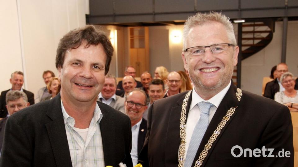 Landesinnungsmeister Heinz Nether (links) überreichte dem Oberbürgermeister eine Blasturm-Miniatur als Symbol für den Brandschutz.