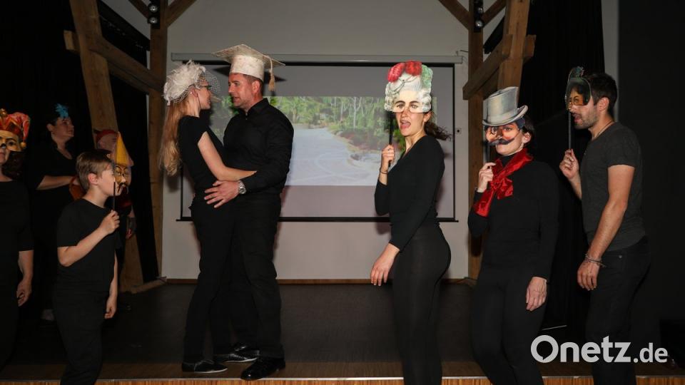 In Marthens Garten kommen sich Gretchen (Julia Birkner) und Faust (Reiner Summer) näher. Bilder: plym (3)