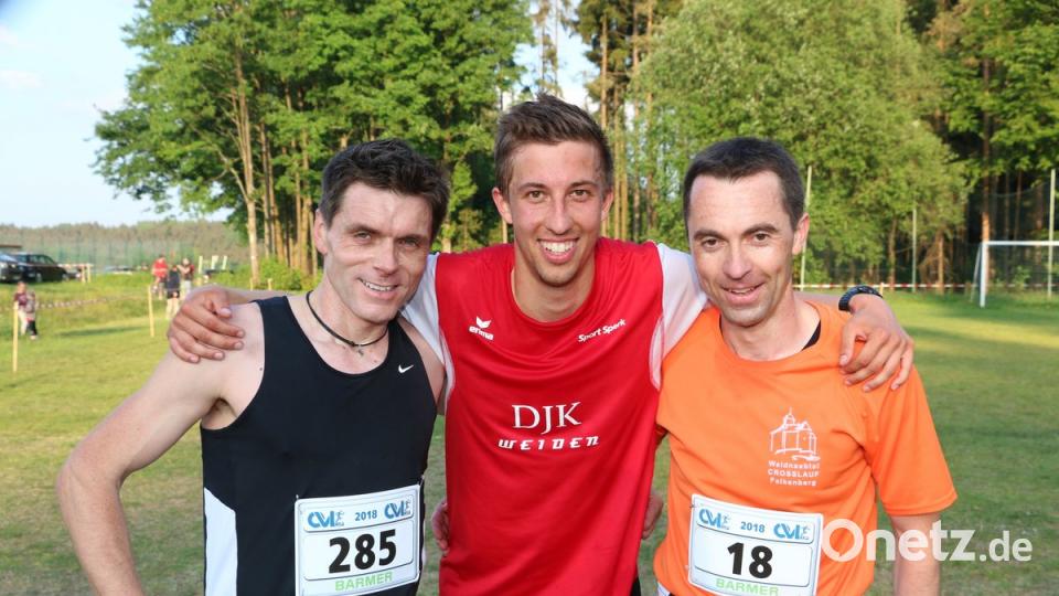 Trotz Erschöpfung zeigten sich die drei Schnellsten beim vierten Wettbewerb des Oberpfälzer Volkslauf-Cups 2018 begeistert: Gesamtsieger Swen Arnold (Mitte) von der DJK Weiden gewann vor seien Vereinskollegen Stefan Gmeiner (links) und Andreas Staufer (rechts) von der DJK Falkenberg.