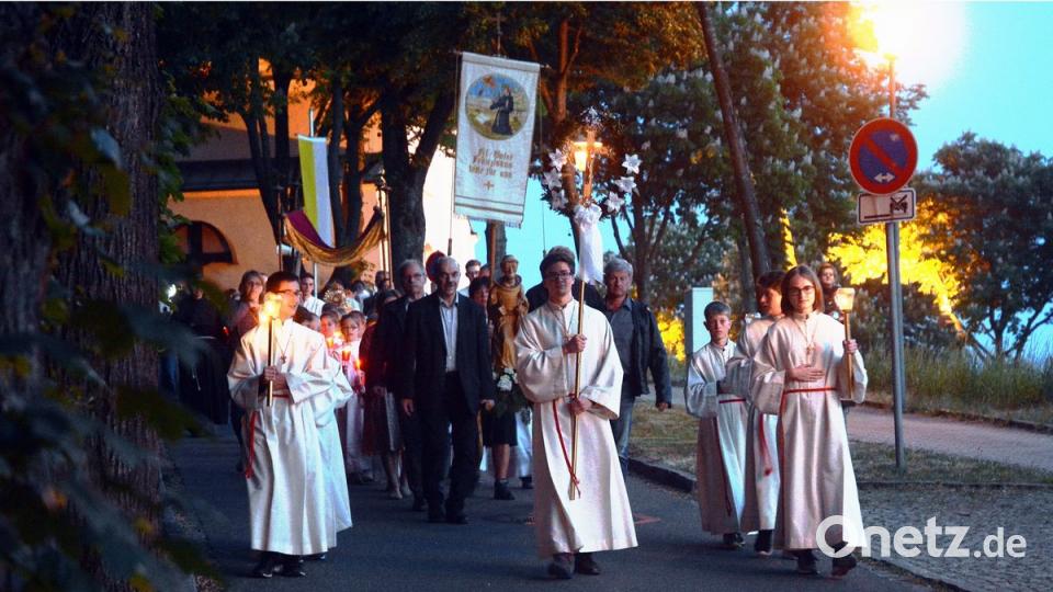 Höhepunkt der dreitägigen Feierlichkeiten des Felixfests ist jedes Jahr die Lichterprozession. Bilder: Schönberger (2)