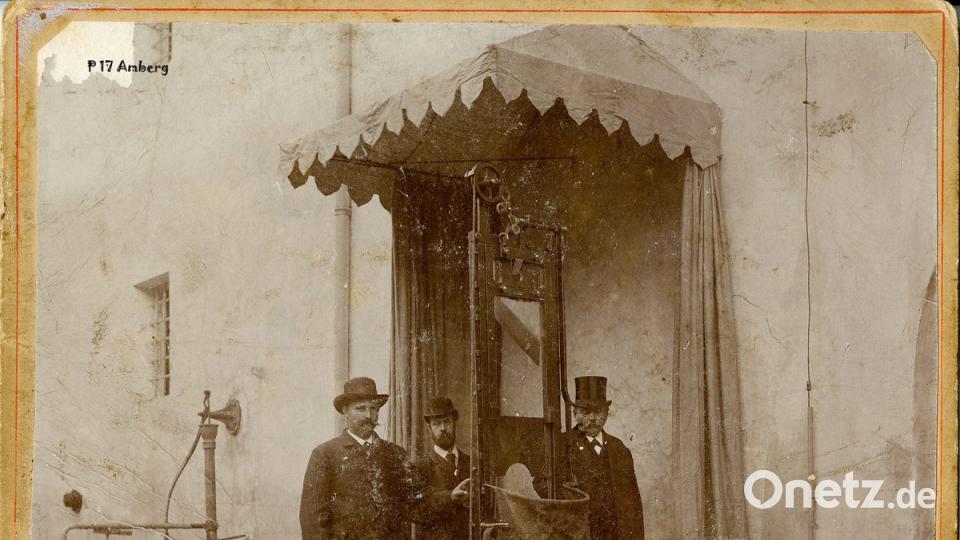 Mit einem solchen Fallbeil ist 1854 das Mördertrio in Amberg hingerichtet worden. Dieses Bild zeigt den Scharfrichter Franz Xaver Reichart in der Amberger Fronfeste.	Bild: Stadtarchiv Amberg/102-033-007