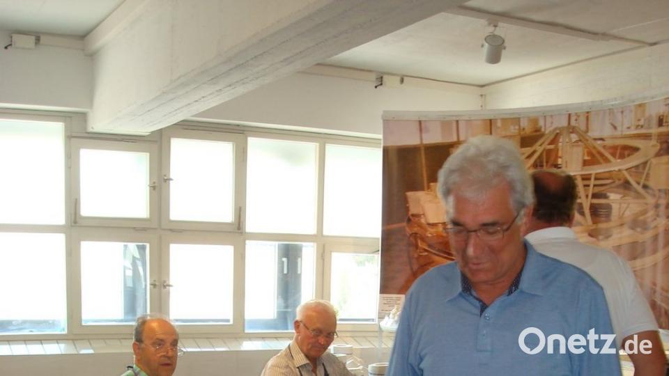Vielseitig war das Angebot der Mitterteicher Schnitzergruppe, die die Museumsbesucher auch zum Mitmachen einluden.  	Bilder: wmr (2)