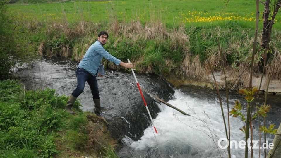 Hier würde eine Ladung Steine im Bachbett helfen, den Fischen wieder den Wanderweg zu ebnen - Christopher Trepesch zeigt die unüberwindliche Schwelle.  	Bilder: Gebhardt (2)