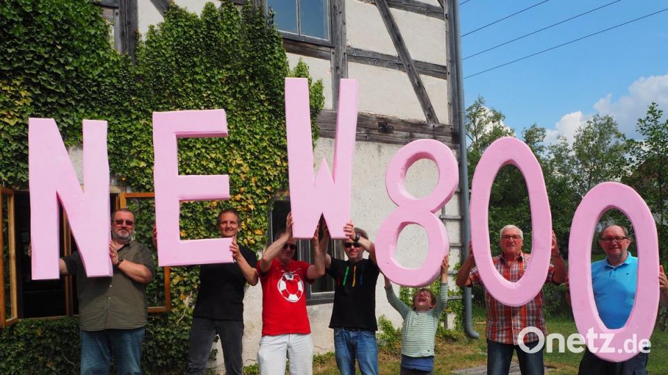 Über die Idee von "Hausfluss" staunen die Stadträte Bernhard Knauer und Franz Witt (von rechts) sowie Gerhard Steiner (links). Bild: krb