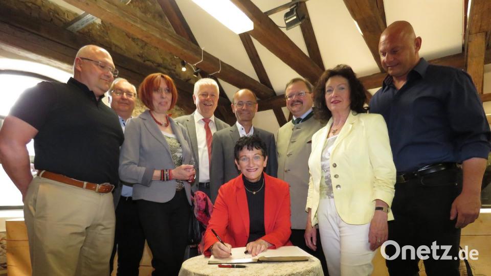 Großer Bahnhof für Inge Aures: Umringt von den Ehrengästen schrieb sich die Vizelandtagspräsidentin ins Goldene Buch der Stadt Bärnau ein. Ihre Schwester Liane Weber (2 v. re.) teilt ihre Sammlerleidenschaft und hat die Ausstellung in Bärnau mit aufgebaut.