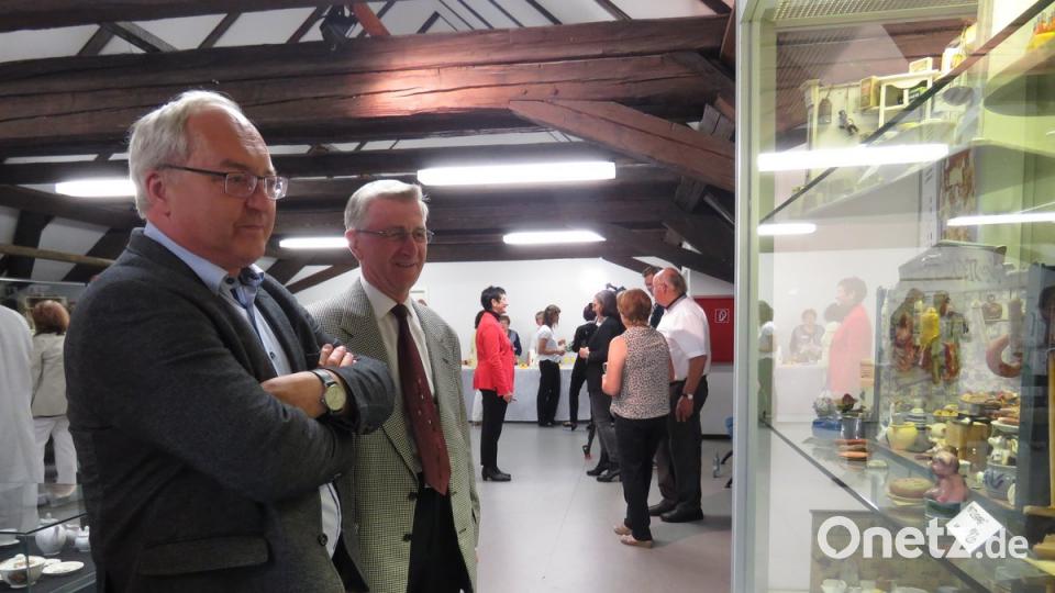 Sehr interessiert schauten sich die Bärnauer nach dem offiziellen Teil der Vernissage die Ausstellungstücke in den Vitrinen an.