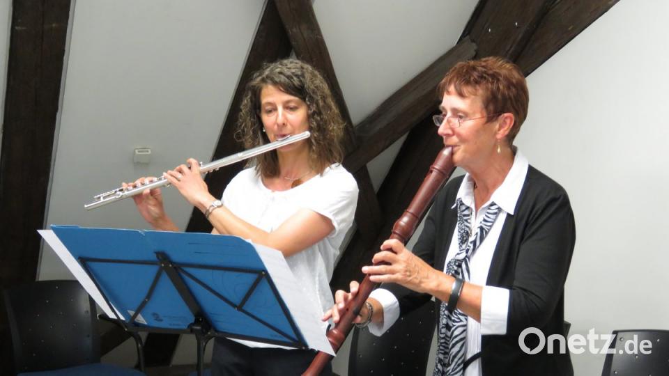 Petra Frank und Gabi Mayerhöfer (v. li.) unterhielten mit Flötenmusik.