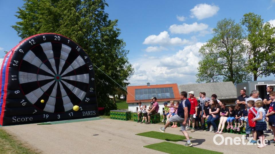 Das Fußball-Dart-Turnier der Feuerwehr Wittschau-Preppach ist auch für die Zuschauer ein spannendes Spektakel. 	Bild: sl