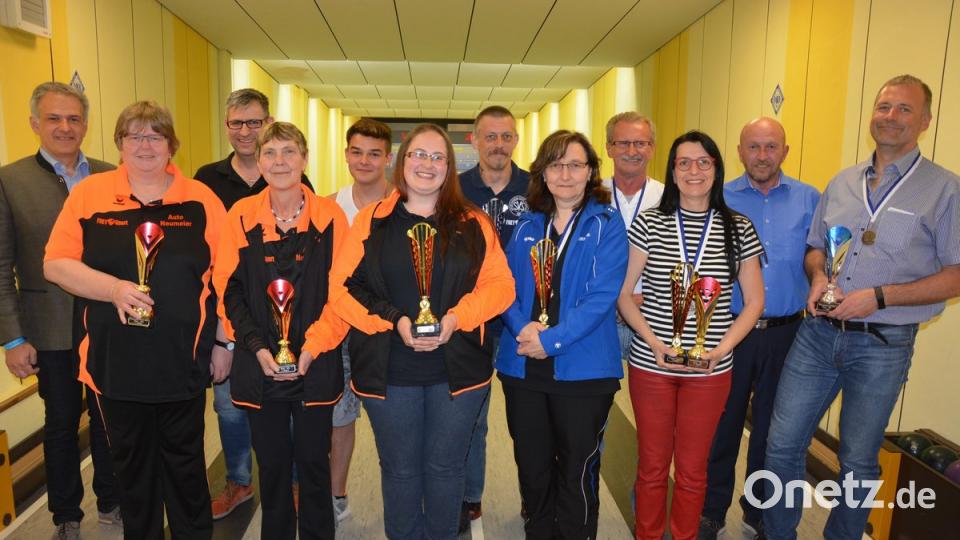 Schmucke Pokale

gab es für die besten aktiven Kegler. Im Bild (von links) Bürgermeister Roland Grillmeier, Dagmar Skrobatz, Werner Meier, Sabine Ibsch, Andreas Skrobatz, Christina Stöckl, Thorsten Hawel, 

Elfriede Schönberger, Martin Scharnagl, Ulrike Riedl, Peter Haibach und Markus Riedl.	Bild: jr