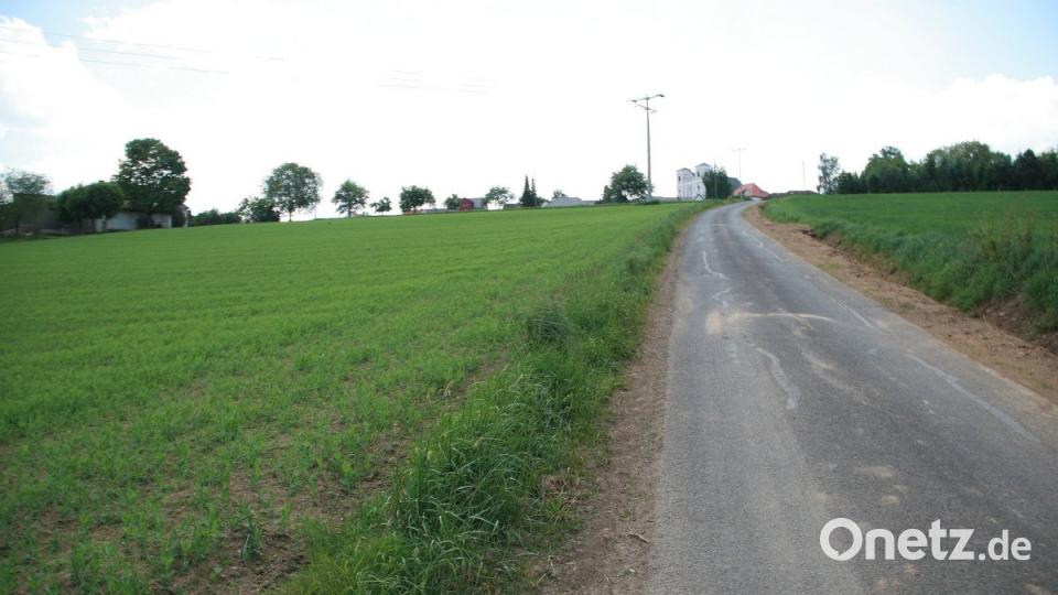 Dringend sanierungsbedürftig sei der untere Teil des Friedhofweges. Die Verkehrssicherheit sei dort nicht mehr gewährleistet, so der Bürgermeister. Bild: wro